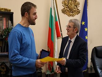 Инициаторът на „Капачки за бъдеще“ Лазар Радков с грамота „Посланик на надеждата“ от МЗ