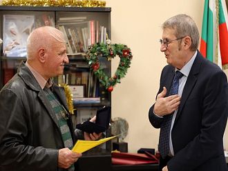 Фелдшерът, изродил бебе в линейка, с награда „Посланик на живота“