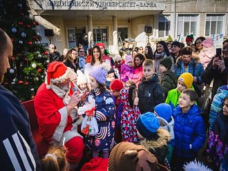 Дядо Коледа зарадва децата на служителите в МУ - Варна
