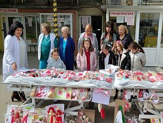 Деца дариха мартенички на медиците от МБАЛ Пазарджик