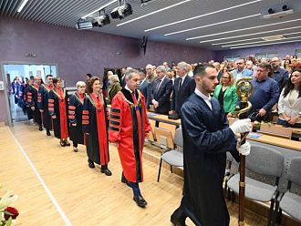 Връчиха най-големите отличия на МУ – Варна – „Почетен знак със синя лента“