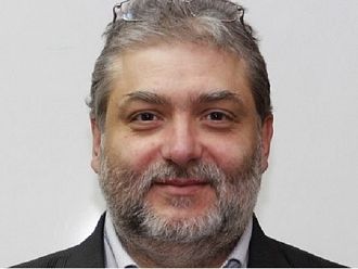 Корабът потъва и всеки се опитва да се спасява поединично