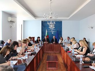 Министър Петров към директорите на РЗИ: Засилете контрола