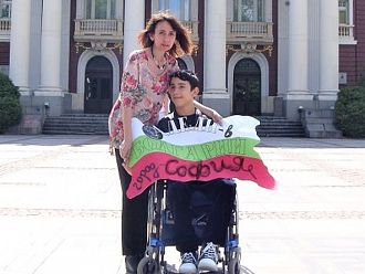 Лекарка от София се нуждае от помощ за лечението на сина си