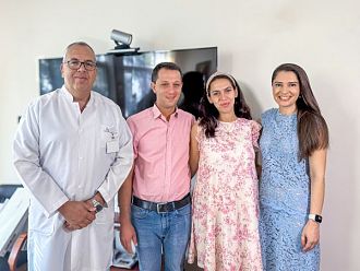 Екипи от две болници спасиха близнаци след тежко усложнение при триплодна бременност