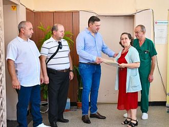 Лайънс клуб Пазарджик дари апарат за безконтактна тонометрия на очния кабинет в МЦ