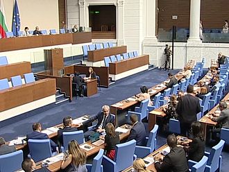 Единодушно НС прие стратегия за осигуряване на медицински сестри у нас (Допълнена)