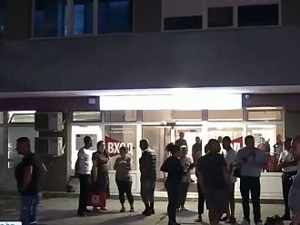 Дете на 1,5 г. почина в бургаската болница, близки нападнаха медици и изпочупиха детското отделение