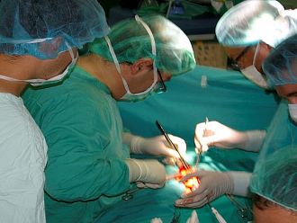 Хирурзи от „Пирогов” извадиха двукилограмов тумор от 50-годишен мъж