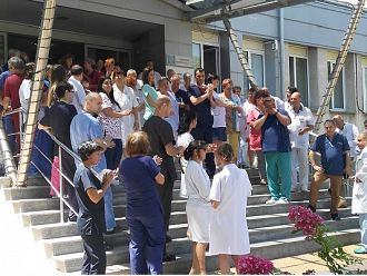 Стотици медици излязоха на протест срещу агресията