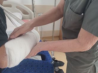 В УМБАЛ Бургас спасиха младеж с прерязана до кост ръка