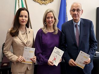 МЗ с пакет от безплатни книжки за имунизациите и отглеждането на бебето