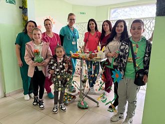 Четвъртокласници зарадваха болни деца в МБАЛ – Пазарджик