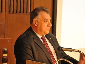 Убождане на деня: Цивилизованите хора не се бият, бият се шимпанзетата