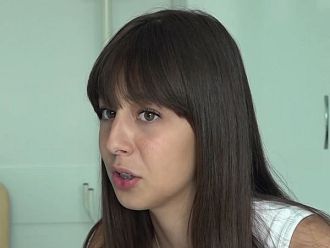 Все повече тийнейджъри се сблъскват със синдрома „текст нек“ заради смарт устройства