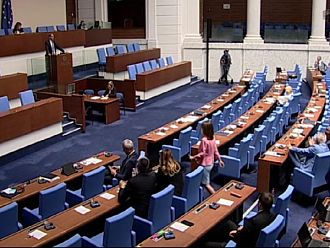 Три парламентарни формации искат извънредно заседание за заплатите на младите медици