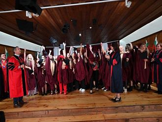 Дипломираха се медсестрите и акушерките от випуск 2025 на великотърновския филиал на МУ – Варна