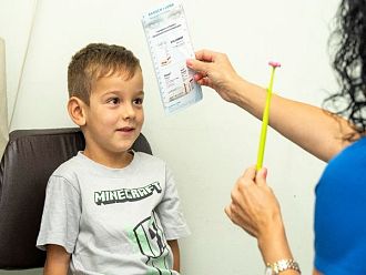 Столични лекари преглеждат деца в Кюстендил