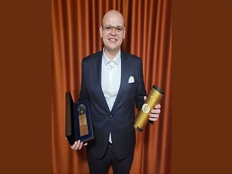 Доц. Веселин Попов от МУ - Пловдив с благодарствен знак от Националния борд на СОНМ