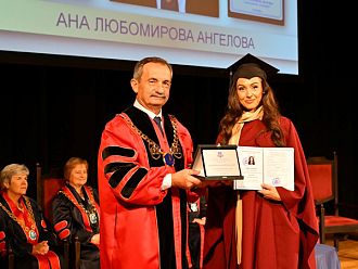 44 медицински сестри и акушерки се дипломираха във филиала на МУ - Варна в Сливен