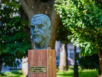 Мисия, посветена на човека: В памет на проф. д-р Параскев Стоянов