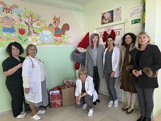 Подаръци и коледна украса дариха малчугани на свои връстници в МБАЛ – Пазарджик