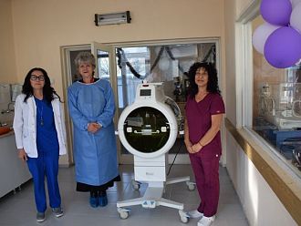 Неонaтологията на МБАЛ - Пазарджик получи лампа за интензивна фототерапия, средствата са от дарения