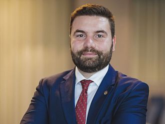 Аркади Шарков: Бой по белите престилки е като бой по тенекия: шумен, евтин и всяка предизборна сергия го има на промоция