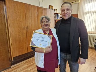 Санитарка от ИСУЛ със специална грамота за гражданска доблест от директора на болницата