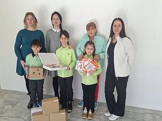 Мартенички за УМБАЛ „Канев“ дариха първокласници и деца от SOS Детски селища