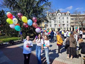 Разноцветни балони в небето на Пловдив в подкрепа на хората с редки болести