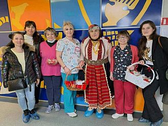 Педагози зарадваха с мартенички малките пациенти на УМБАЛ „Канев“