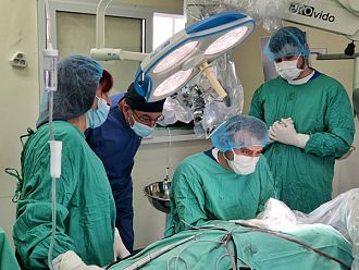 Четири операции за поставяне на слухов имплант с роботизирана ръка извършиха в ИСУЛ