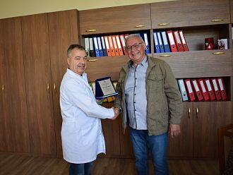 Хирург от МБАЛ – Пазарджик с благодарствено отличие за пенсионирането си
