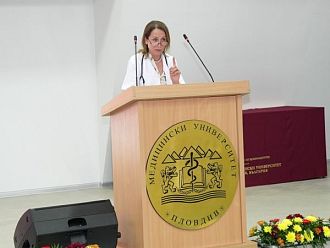 Актрисата Албена Павлова приветства участниците в Тържествения академичен съвет в МУ – Пловдив