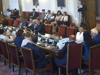 Отхвърлиха законопроектите за заплатите на медиците, ще ги увеличават по друг механизъм (Обновена)