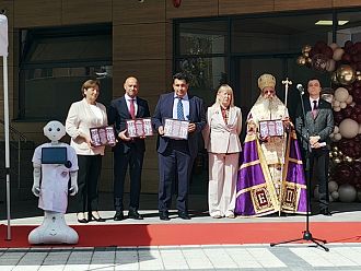 Робот асистира при откриването на нов учебен корпус в МУ-Пловдив