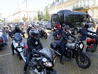Над 60 джентълмена с ретромотори се включиха в мотопохода в подкрепа на мъжете с рак на простатата