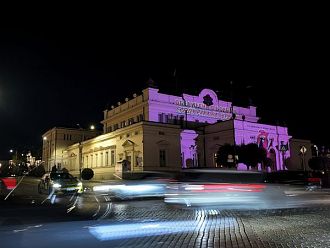 Историческата сграда на Народното събрание беше осветена в розово