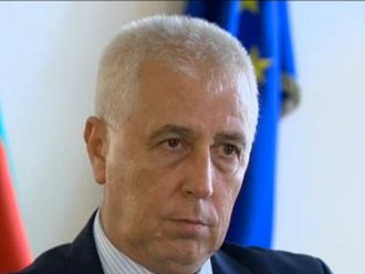 Здравният министър помогна на мъж в тежко състояние пред МЗ