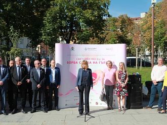 1200 розови балона полетяха в памет на жените, които губят битката с рака на гърдата