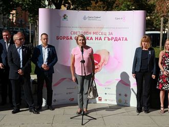 1200 розови балона полетяха в памет на жените, които губят битката с рака на гърдата