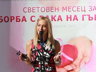 1200 розови балона полетяха в памет на жените, които губят битката с рака на гърдата