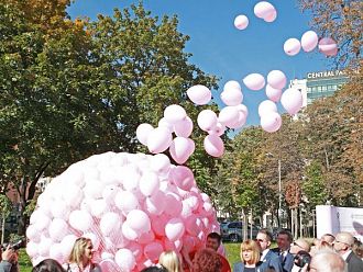 1200 розови балона полетяха в памет на жените, които губят битката с рака на гърдата
