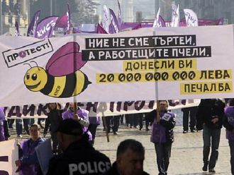 Стартова заплата от три минимални поискаха медицинските сестри на протеста на КНСБ 