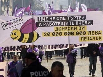 Стартова заплата от три минимални поискаха медицинските сестри на протеста на КНСБ