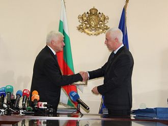 Няма да ви досаждам, но ще съм 24 часа на разположение, обеща проф. Петров на наследника си