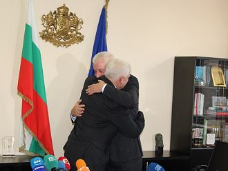 Няма да ви досаждам, но ще съм 24 часа на разположение, обеща проф. Петров на наследника си