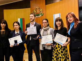 4-ма студенти от Медицинския университет бяха отличени в навечерието на 8-ми декември от Община Варна