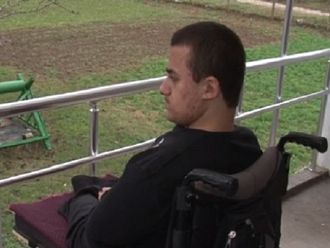 Бавят лечението на тежко болно дете заради липсващ е-мейл